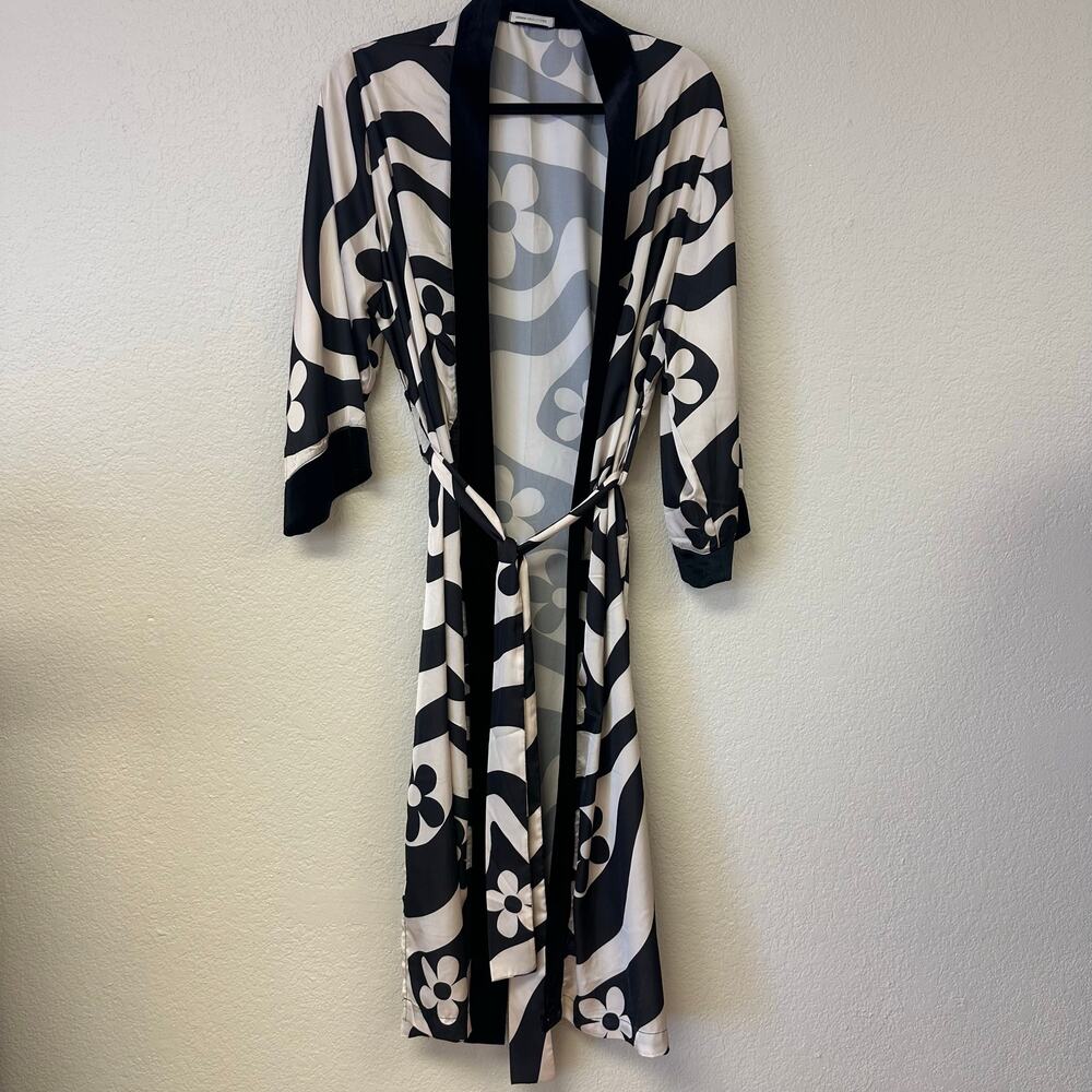Urban Outfitters Livie Printed Kimono with Velvet Trim Black White OS - Picture 2 of 6